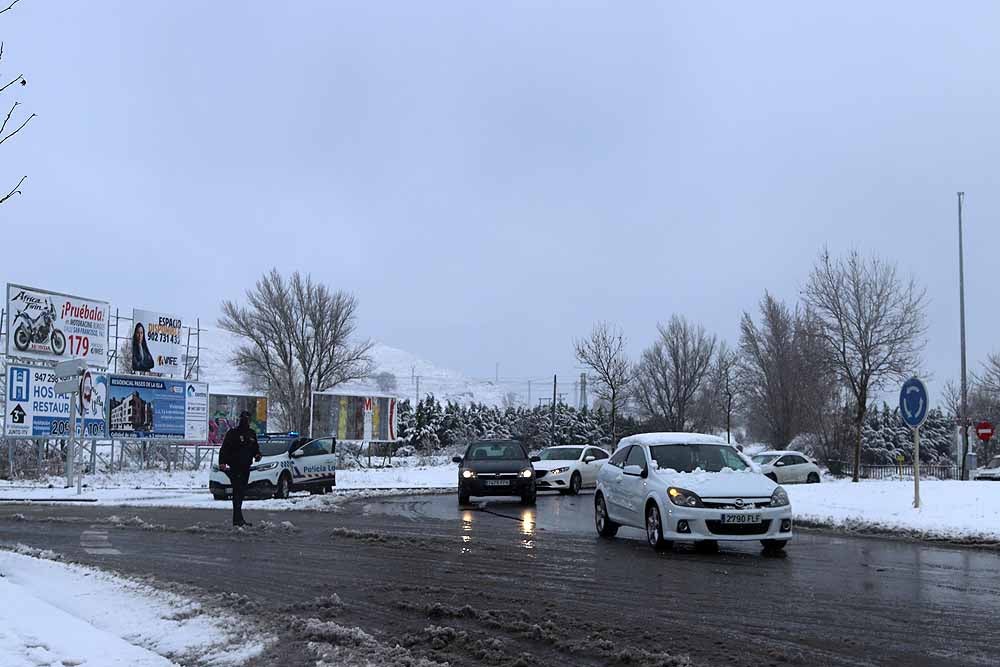 Fotos: La nieve imprevista ha provocado algunos atascos en Burgos