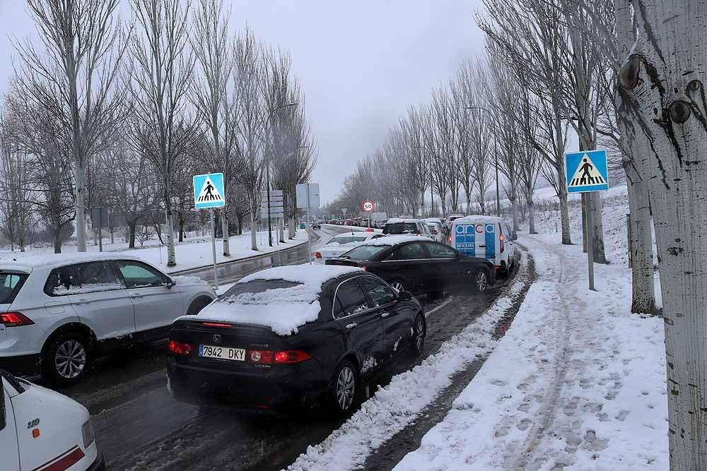 Fotos: La nieve imprevista ha provocado algunos atascos en Burgos