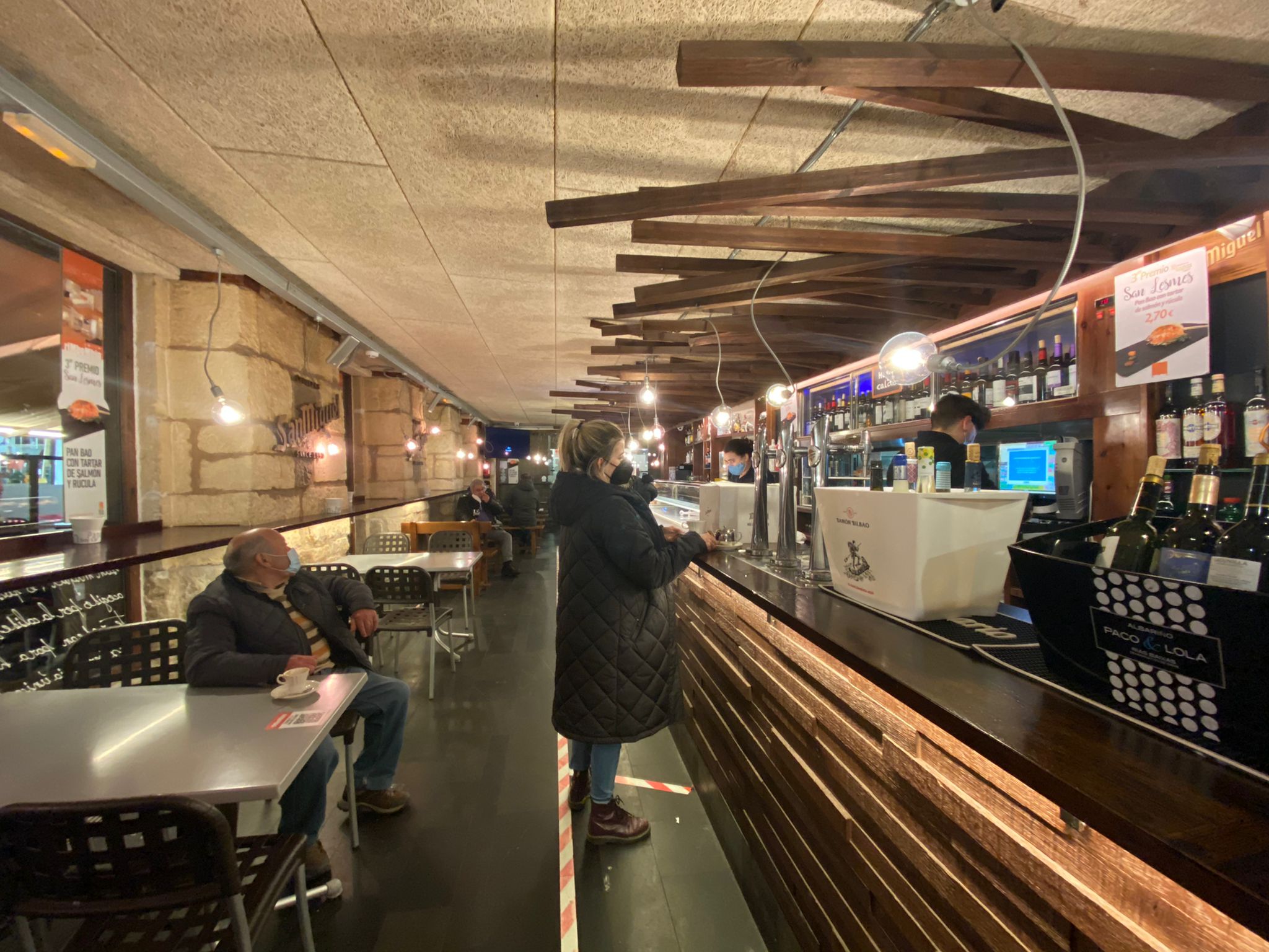 Fotos: Los hosteleros y los centros comerciales reabren su interior