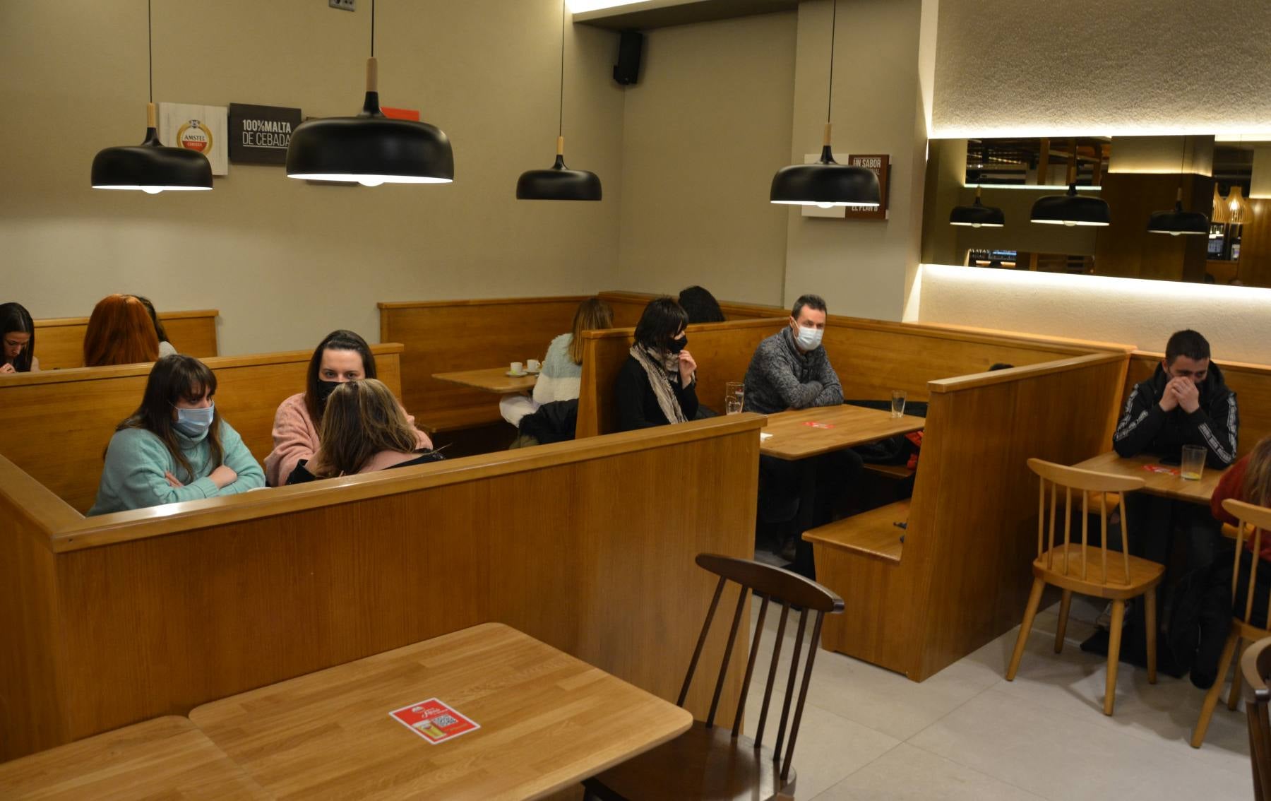 Fotos: Los hosteleros y los centros comerciales reabren su interior