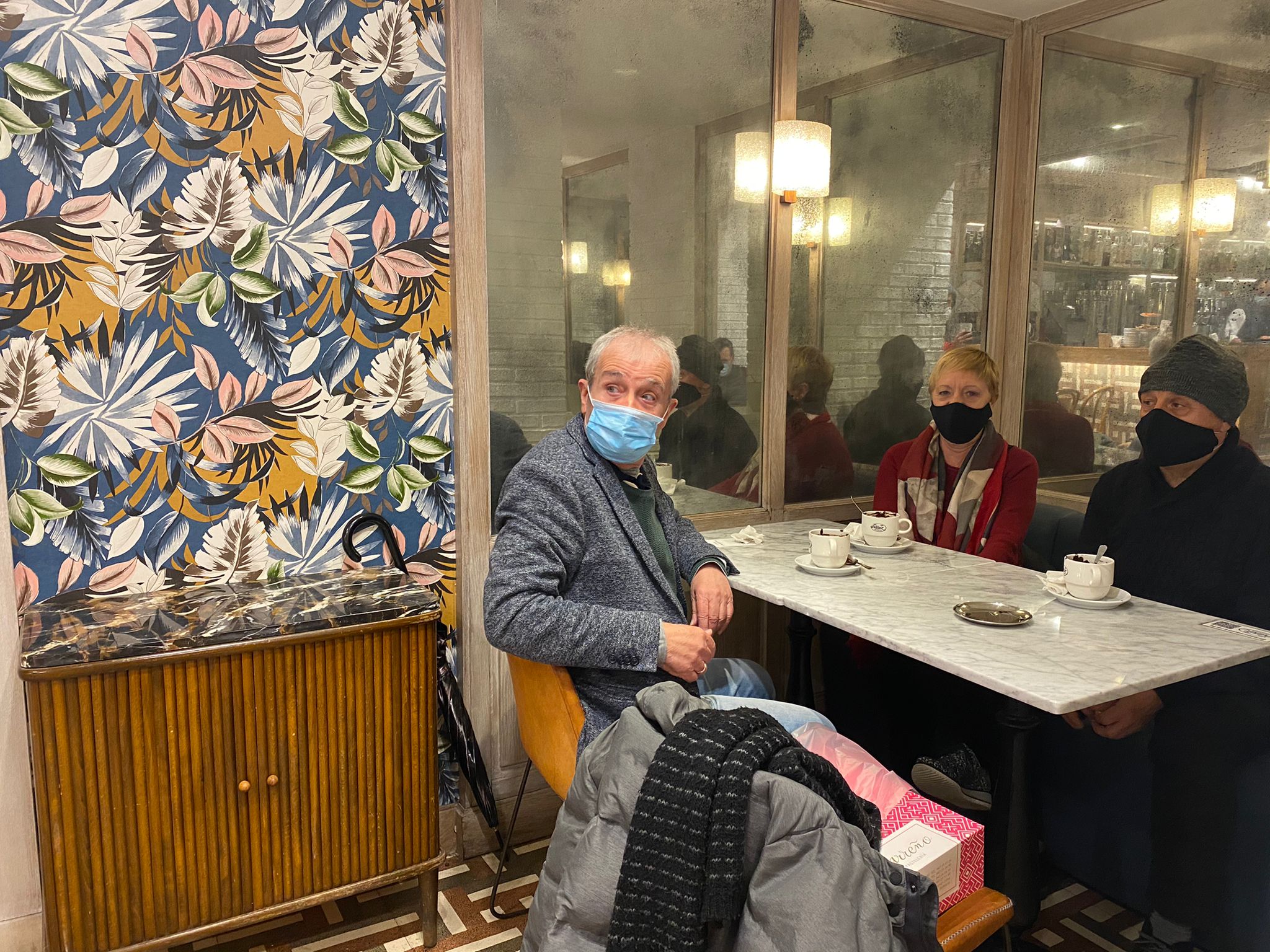 Fotos: Los hosteleros y los centros comerciales reabren su interior