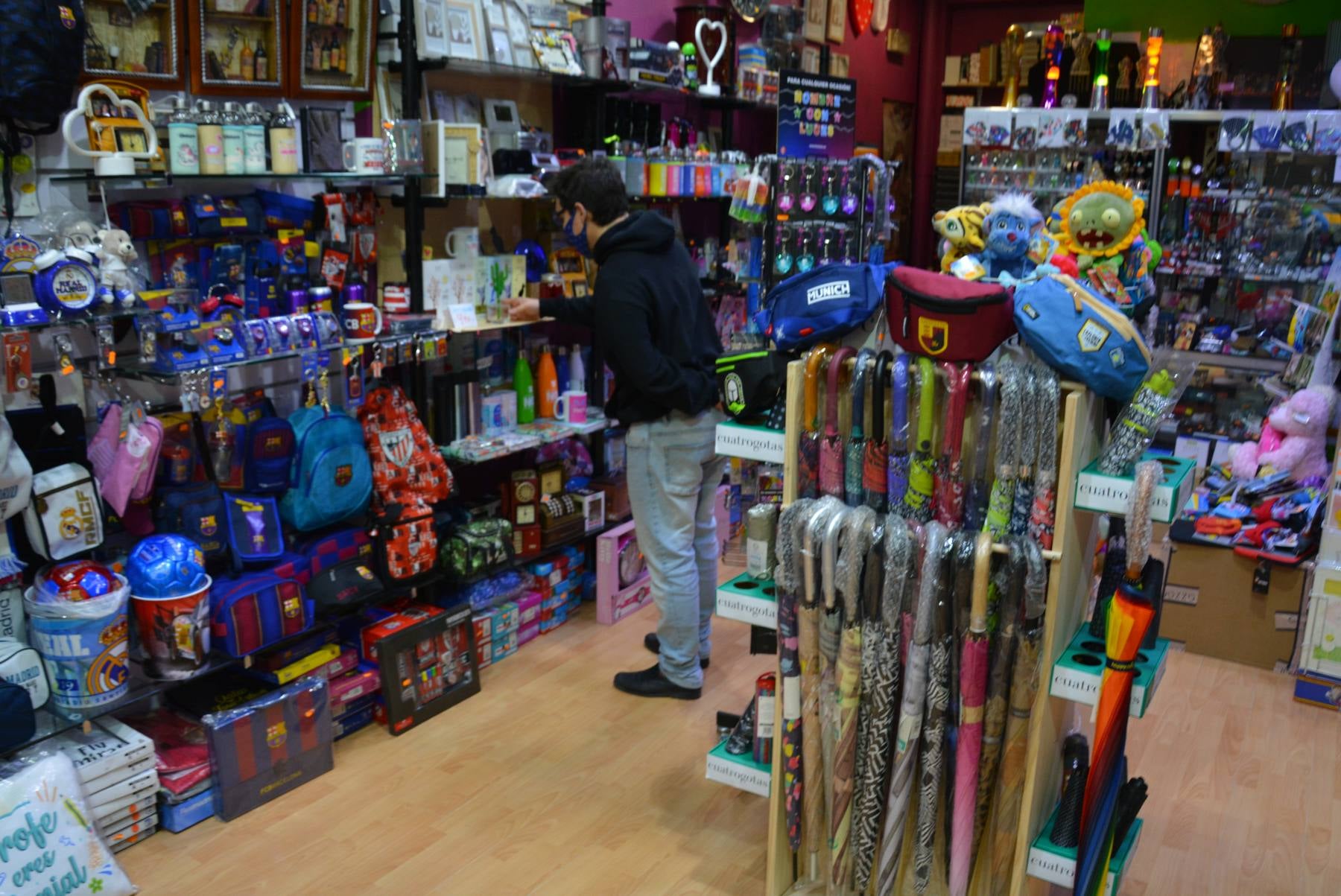 Fotos: Los hosteleros y los centros comerciales reabren su interior