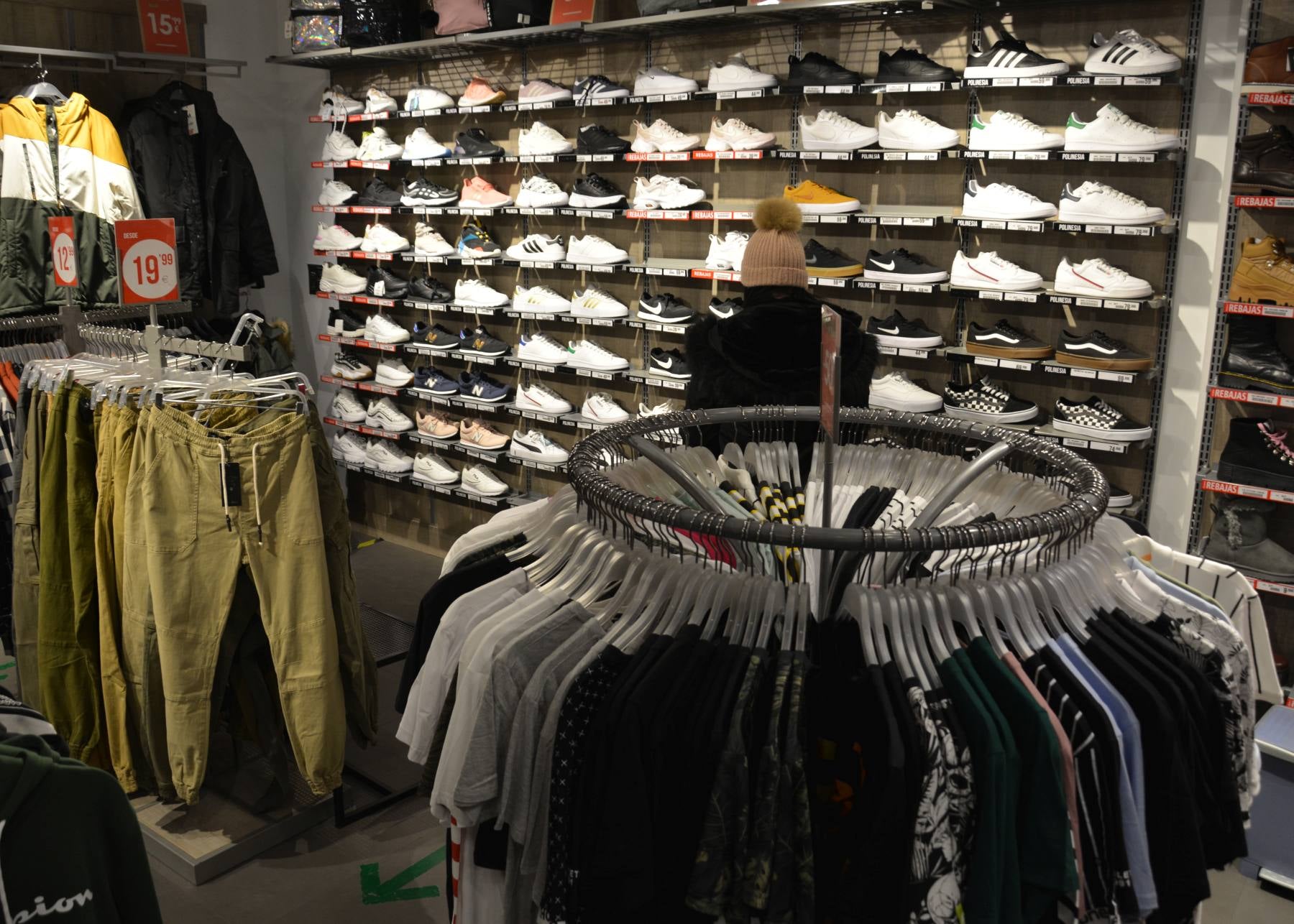 Fotos: Los hosteleros y los centros comerciales reabren su interior