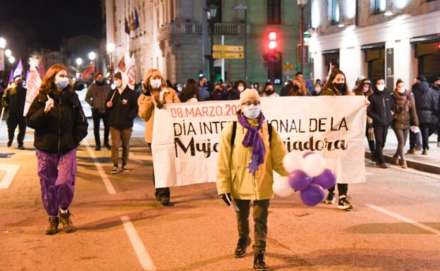 Imagen principal - Un 8-M marcado por el impacto de la covid sobre las mujeres