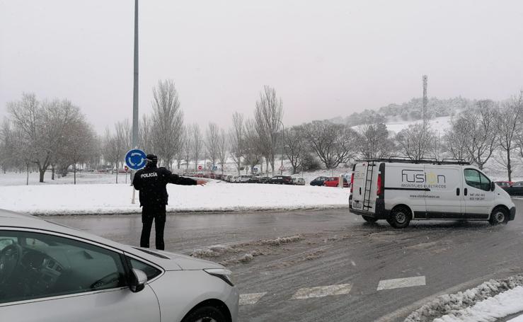 La nieve imprevista ha provocado algunos atascos en Burgos