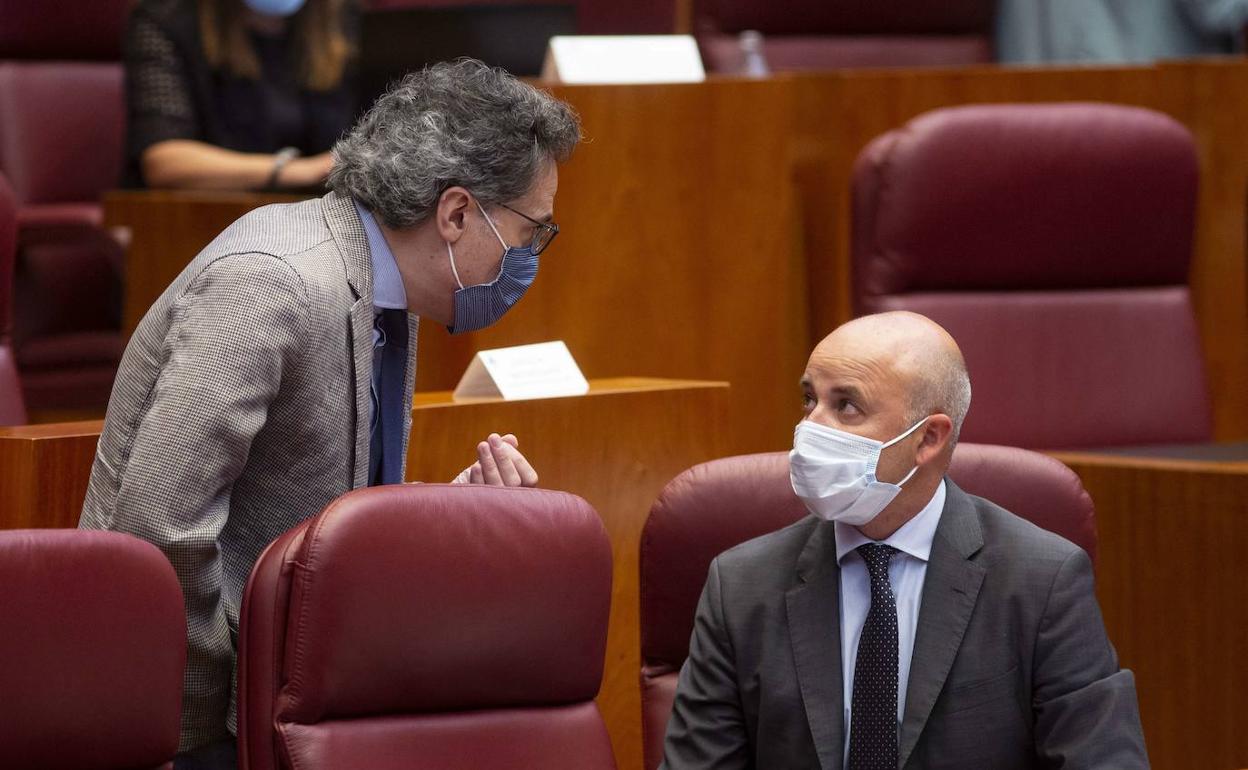 Miguel Ángel González y David Castaño (Ciudadanos) conversan en el hemiciclo de las Cortes 