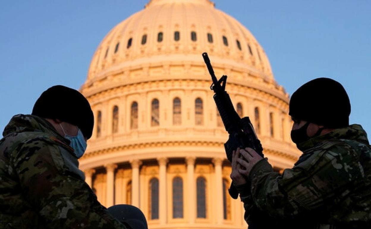 Miembros de la Guardia Nacional hacen guardia ante el Capitolio 