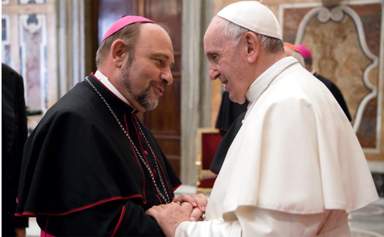 El obispo Jesús Ruiz Molina con el papa Francisco