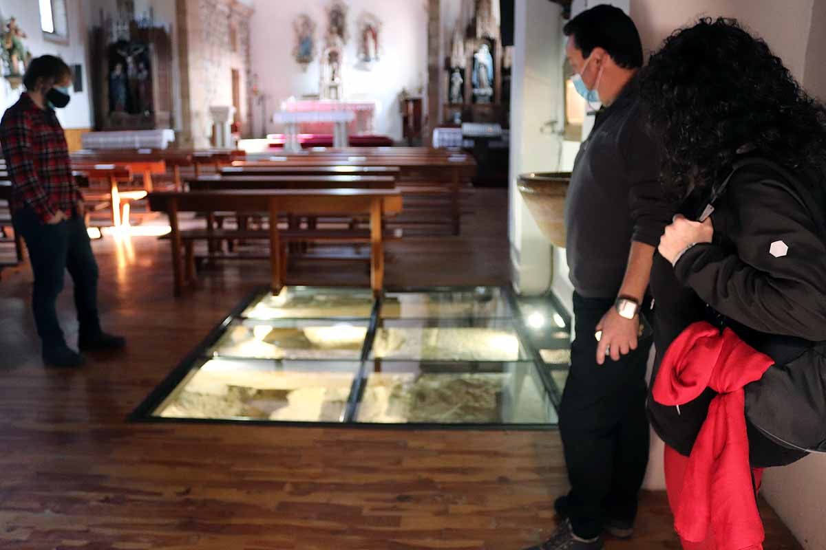 En la iglesia se han colocado cristales para poder observar las tumbas que se han descubierto bajo el suelo.