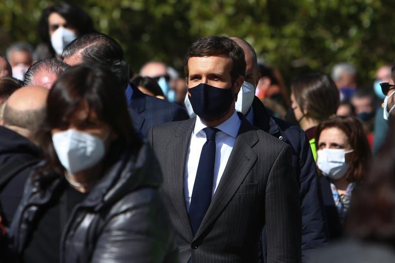 El presidente del PP, Pablo Casado, durante el acto de la Asociación de Víctimas del Terrorismo con motivo del ‘Día Europeo de las Víctimas del Terrorismo’ con motivo del 17 aniversario del atentado del 11-M, en el Bosque del Recuerdo del Parque del Retiro