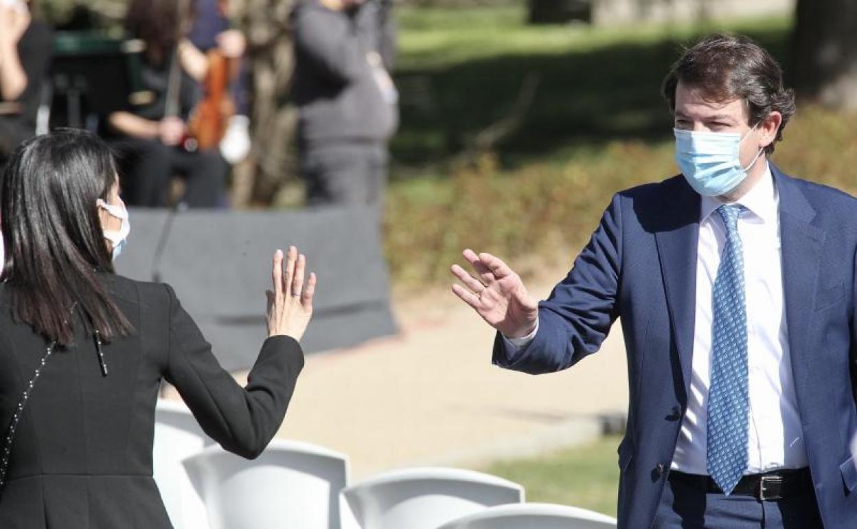 Inés Arrimadas y Alfonso Fernández Mañueco se saludan durante el acto de homenaje a las víctimas del terrorismo celebrado este jueves en Madrid. 