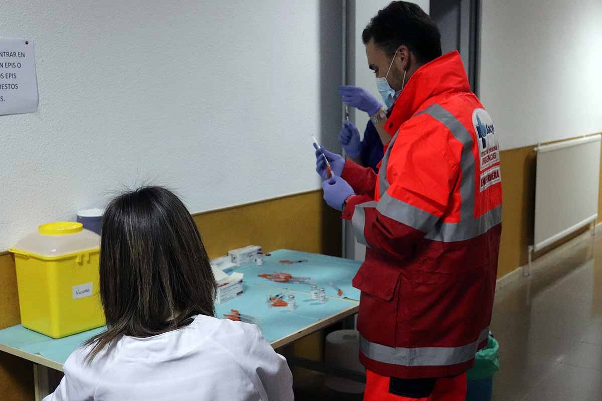 Un bombero de Burgos mientras le inyectaban la vacuna frente a la covid-19. 