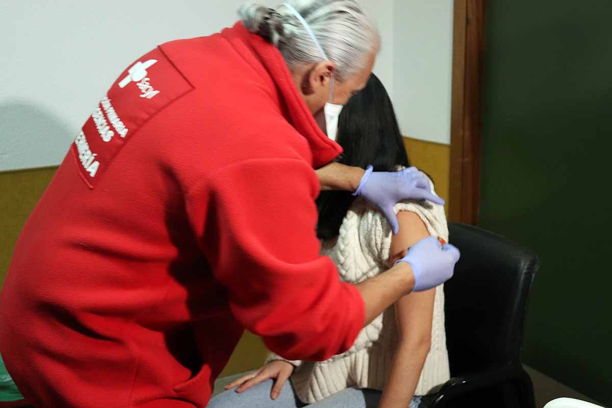 Un bombero de Burgos mientras le inyectaban la vacuna frente a la covid-19. 