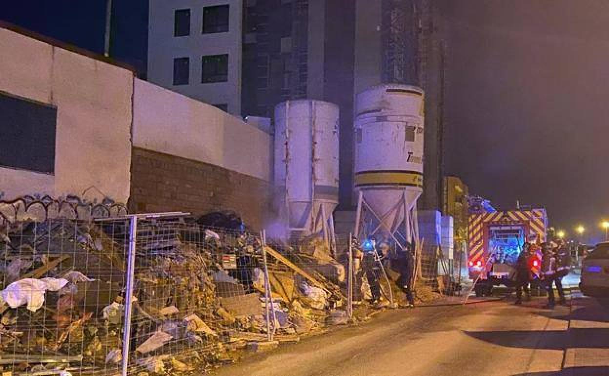 Escombrera prendida a finales de febrero en el barrio de San Pedro y San Felices.