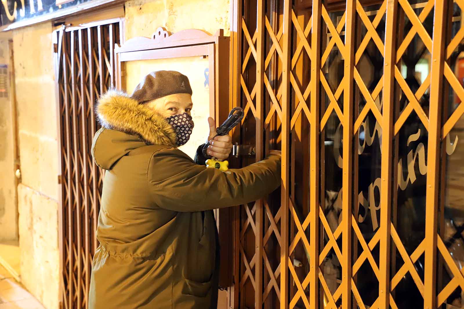 Un negocio burgalés echa el cierre en aplicación de las restricciones por la covid-19. 