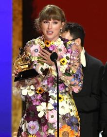 Imagen secundaria 2 - Las Haim, durante su potente actuación y Taylor Swift, recibiendo el premio al mejor álbum del año.