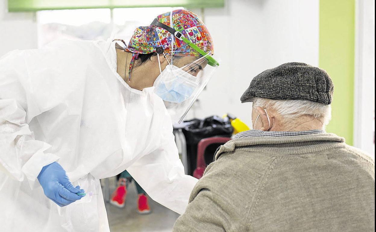 Un residente de El Villar, centro ubicado en Laguna de Duero, recibe la segunda dosis de la vacuna contra el coronavirus.