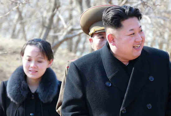 El líder norcoreano, Kim Jong-un (d), y su hermana pequeña Kim Yo-jong (i) 