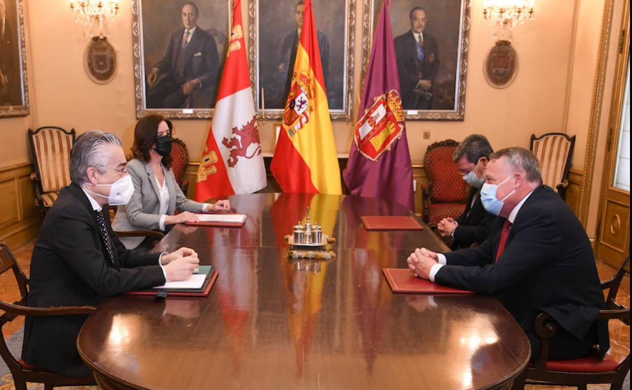 La consejera de Empleo se ha reunido con el presidente y el vicepresidente de la Diputación de Burgos (en la fotografía) y también con el regidor de la capital burgalesa. 