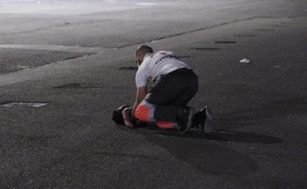 Una niña con parada cardiorrespiratoria es atendida por un miembro de Cruz Roja en el muelle de Arguineguín el pasado martes. 