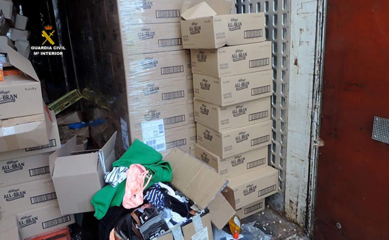 Artículos encontrados en el interior de uno de los camiones recuperado. 