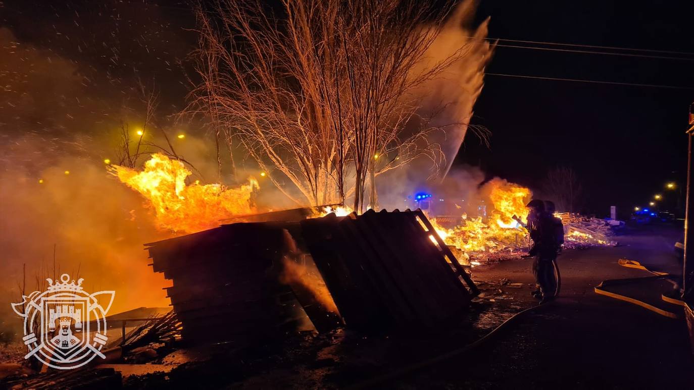 Los Bomberos de Burgos sofocan un incendio en el poblado de El Encuentro.