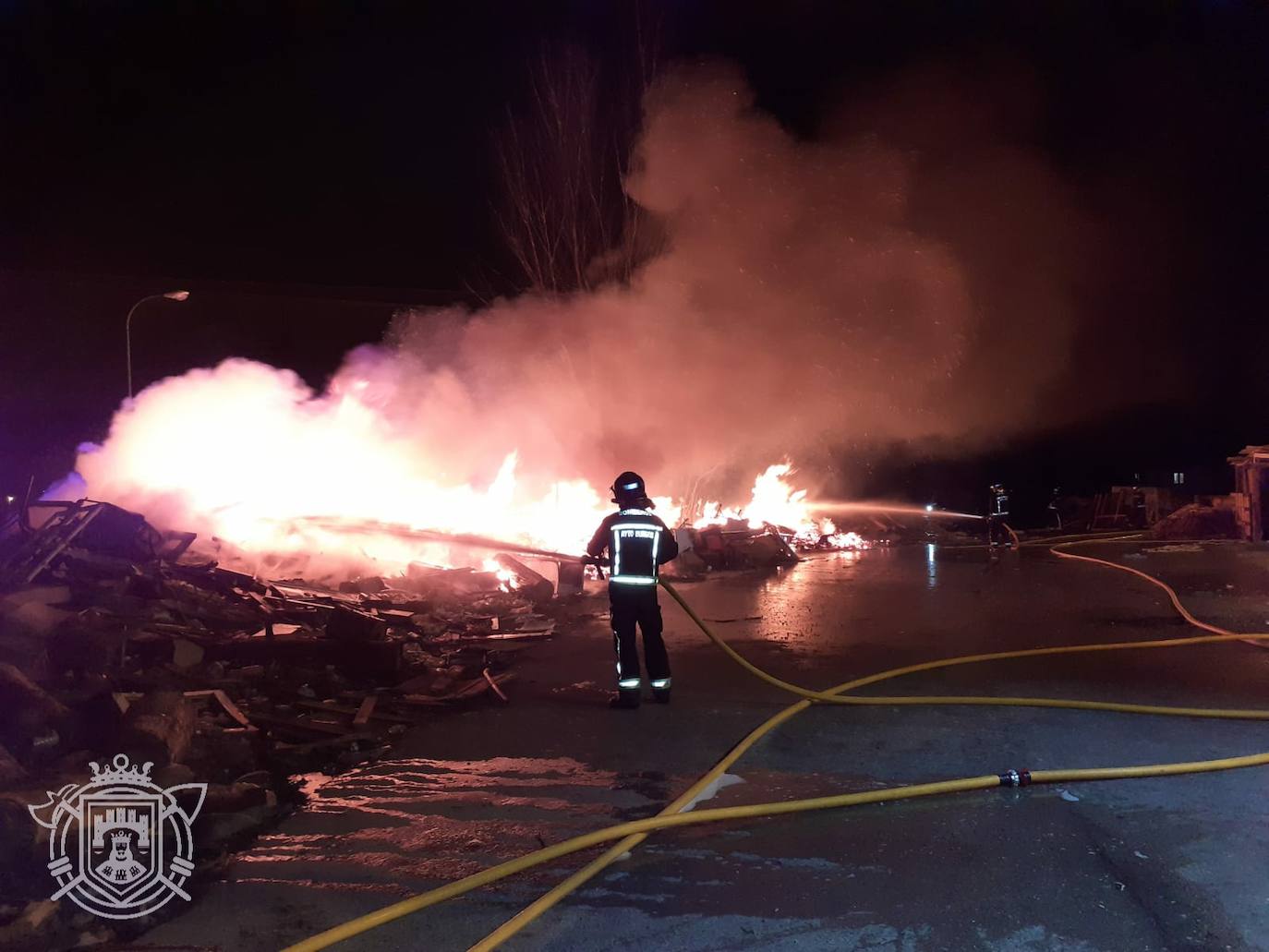 Los Bomberos de Burgos sofocan un incendio en el poblado de El Encuentro.