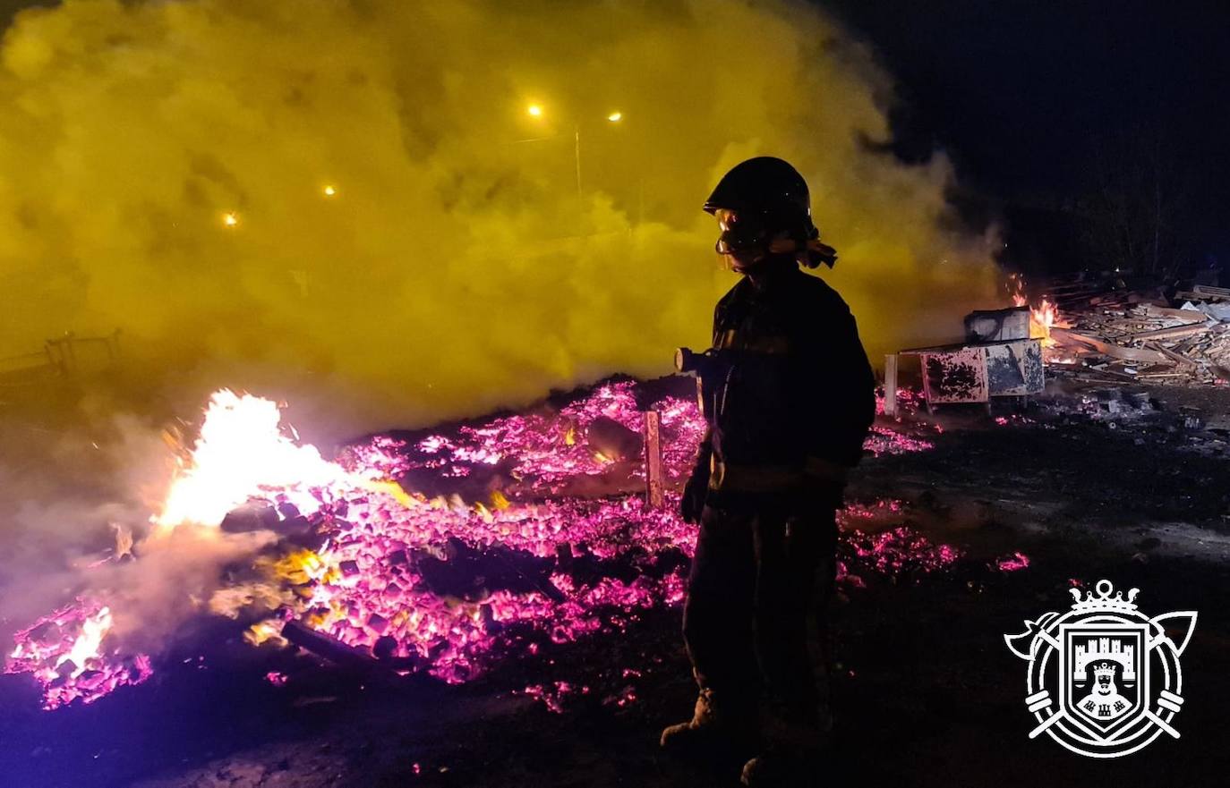 Los Bomberos de Burgos sofocan un incendio en el poblado de El Encuentro.