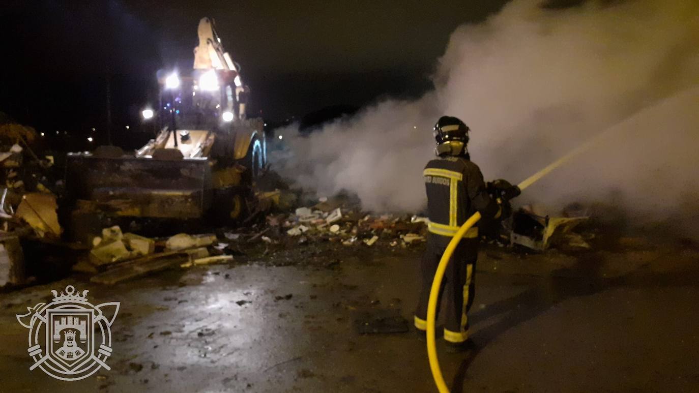 Los Bomberos de Burgos sofocan un incendio en el poblado de El Encuentro.