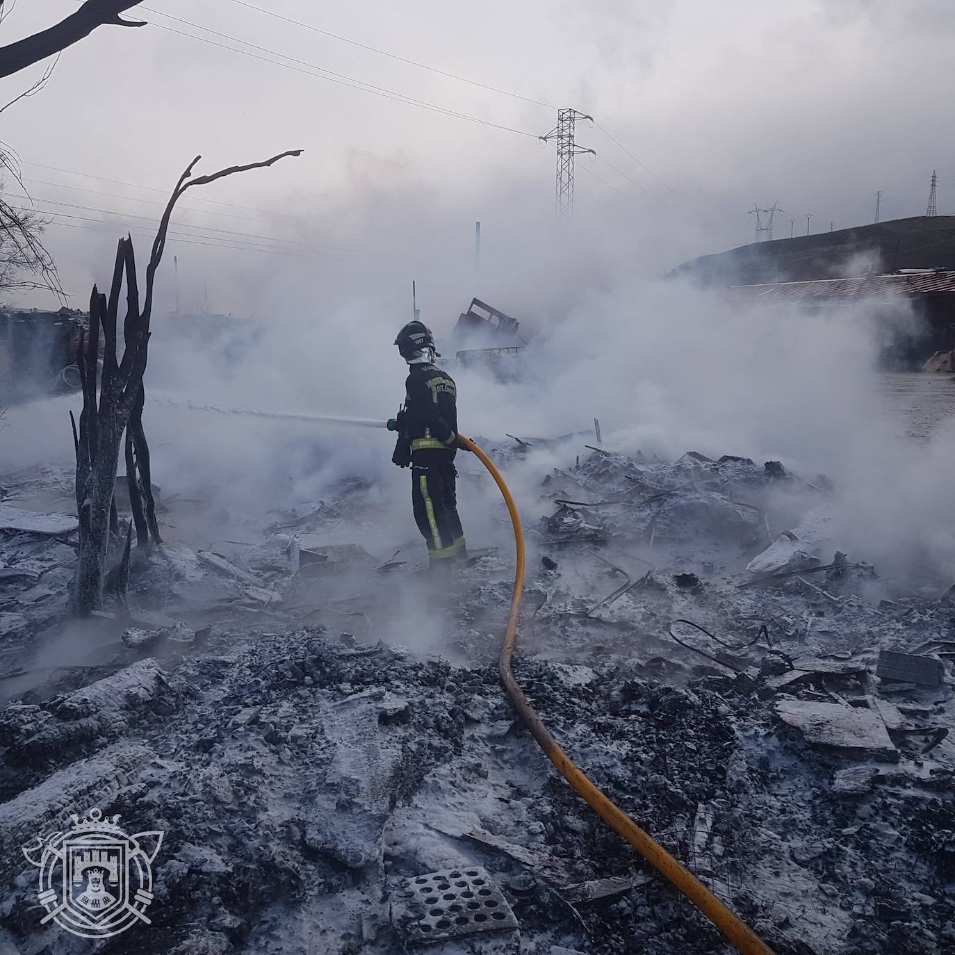 Los Bomberos de Burgos sofocan un incendio en el poblado de El Encuentro.