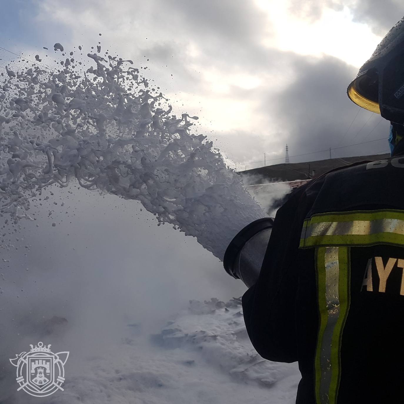 Los Bomberos de Burgos sofocan un incendio en el poblado de El Encuentro.