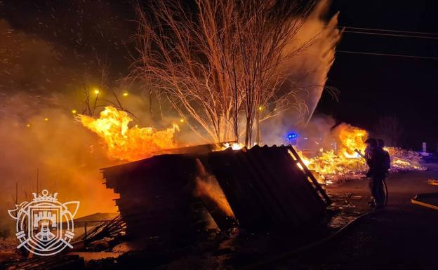 Un incendio en El Encuentro moviliza a todas las dotaciones de Bomberos de Burgos