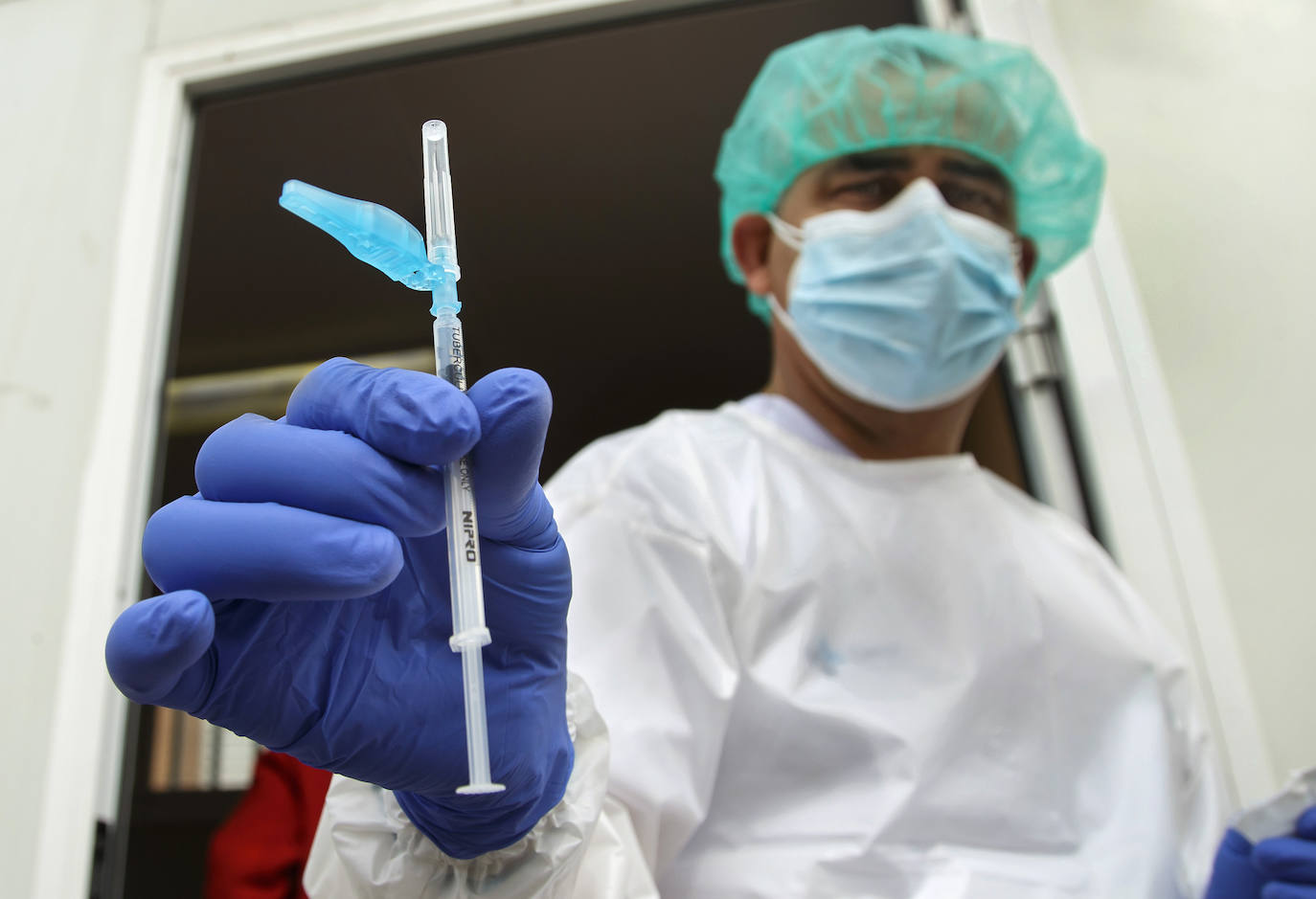 Un sanitario muestra a cámara una vacuna contra la covid-19 durante la campaña de vacunación en Castilla y León. 