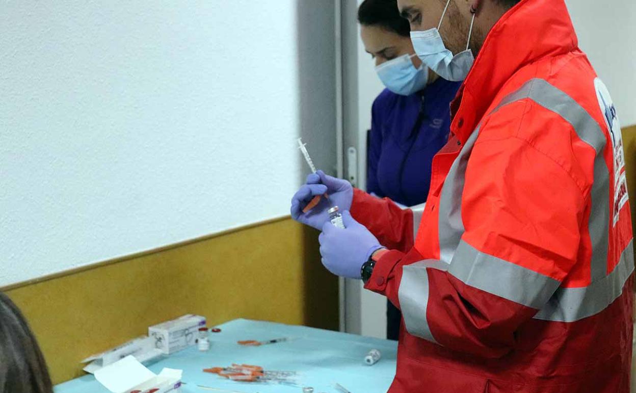 Momento en que unos sanitarios preparan las dosis de la vacuna contra la covid-19 en Burgos. 