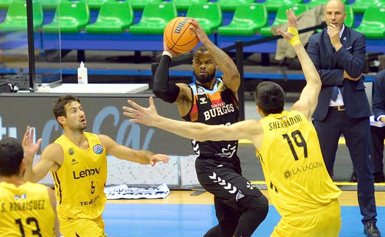 Omar Cook en un partido frente al Lenovo Tenerife. 