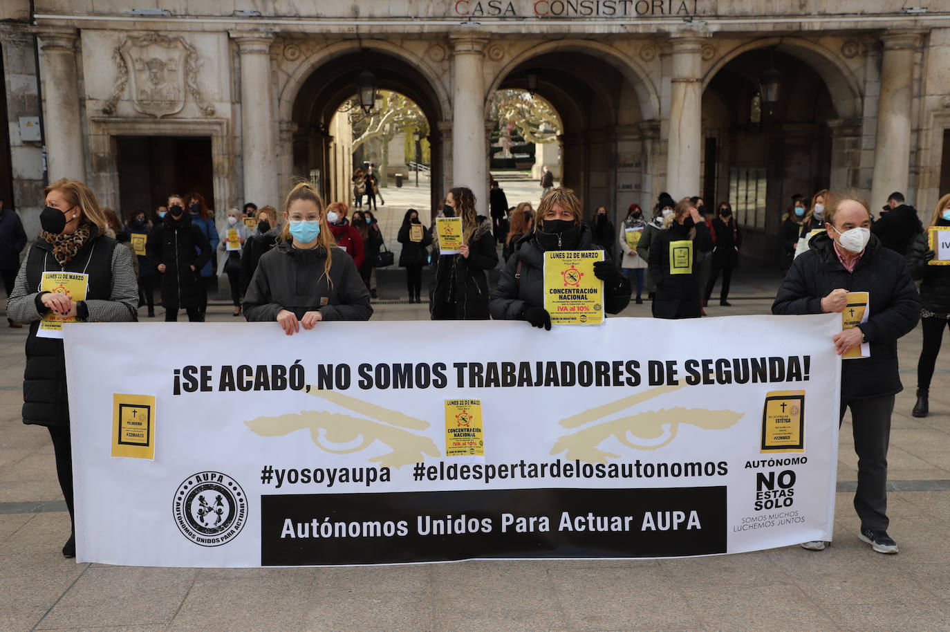 Concentración del sector peluquero en la Plaza Mayor de Burgos.