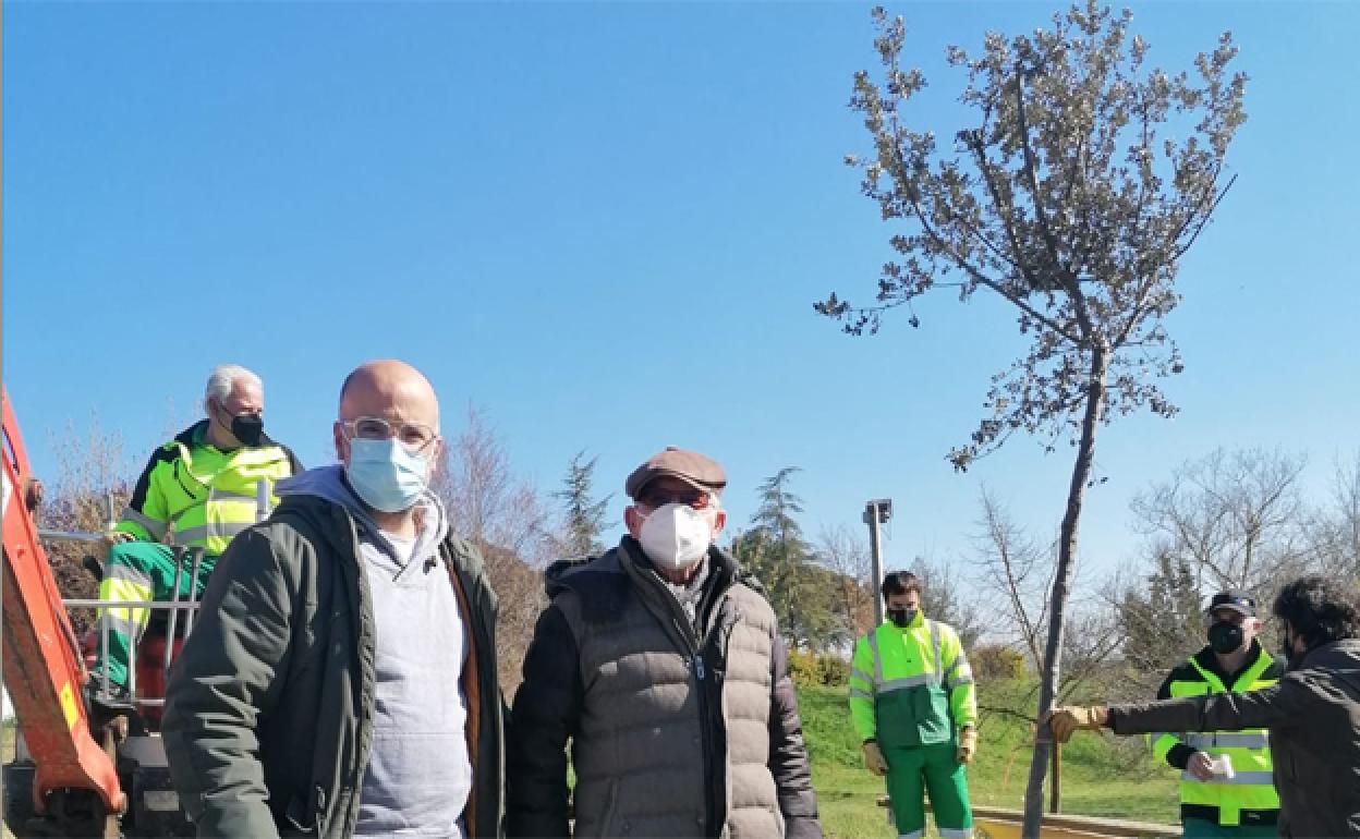 En la imagen el concejal de Medio Ambiente, Unai Letona, y el presidente de Fundación Galletas Coral, José Luis Solana, en un momento de la plantación. 