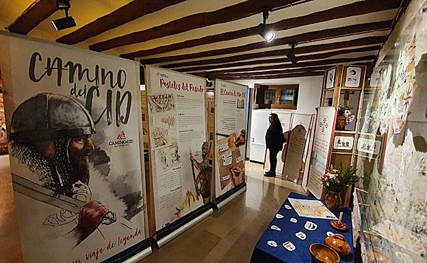 Imagen principal - Arriba exposición sobre el Camino del Cid; abajo, a la izquierda, señalización de la ruta y a su derecha, salvoconducto. 