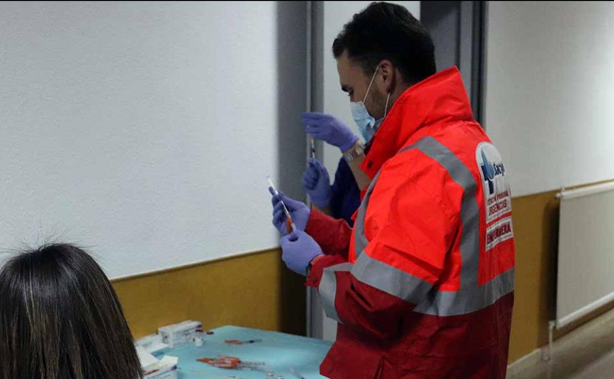 Un sanitario prepara las dosis de la vacuna frente a la covid-19 en Burgos. 