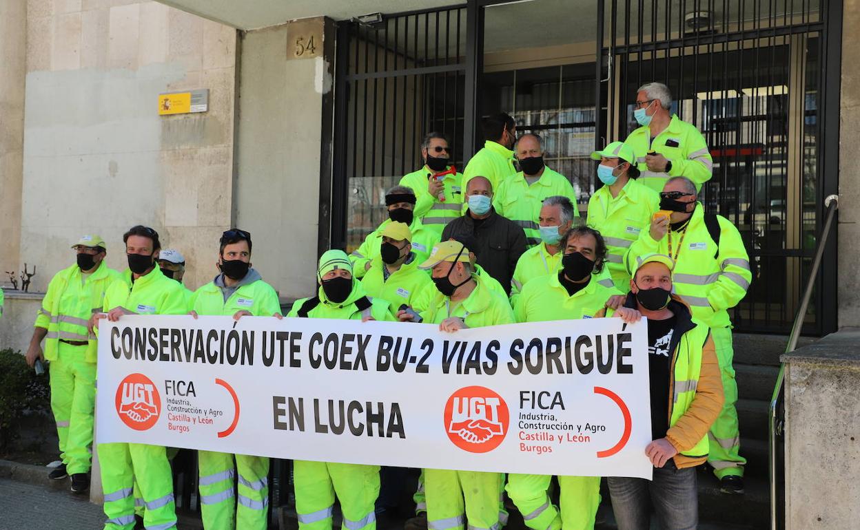 Trabajadores de la Ute Coex-Bu2, en la puerta de la demarcación de carreteras del Estado en Castilla y León.