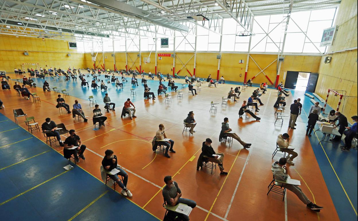 Los opositores a bomberos, en el polideportivo José Luis Talamillo.