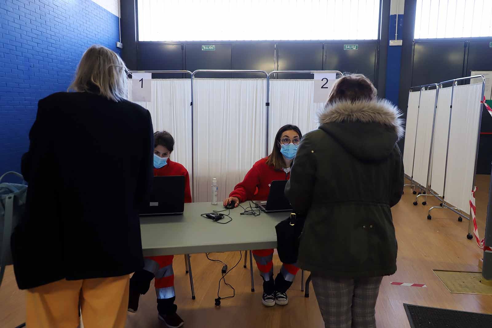 Fotos: Los profesores reciben la primera dosis de la vacuna contra la covid-19