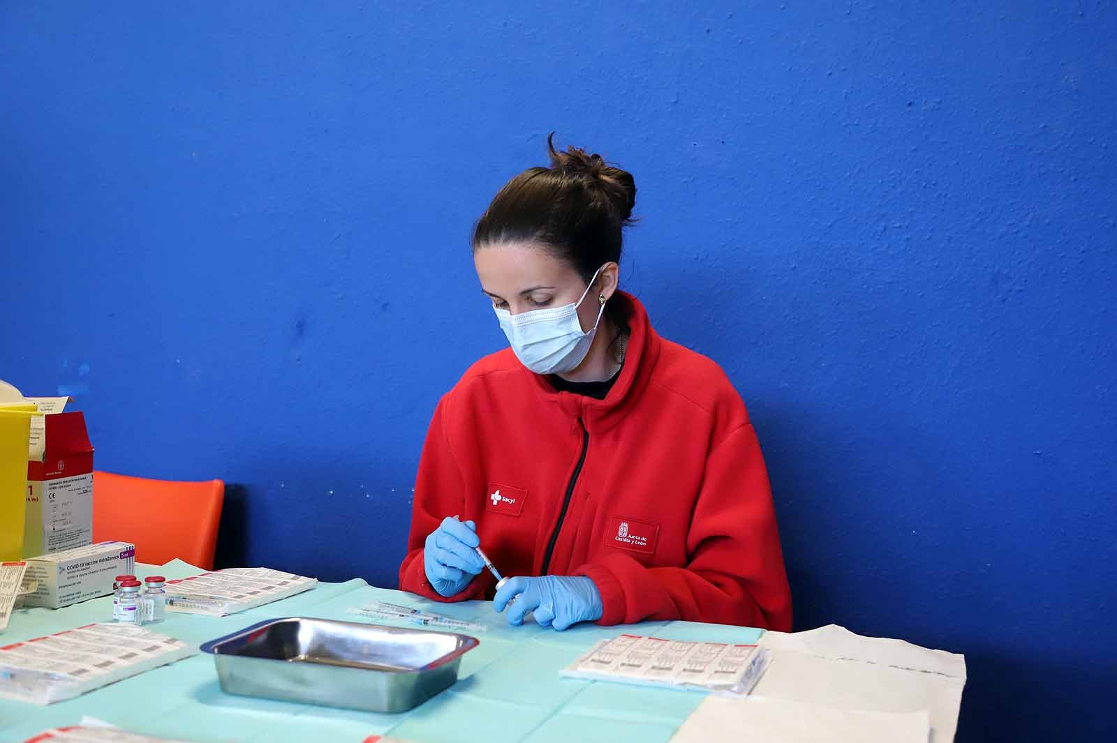 Fotos: Los profesores reciben la primera dosis de la vacuna contra la covid-19