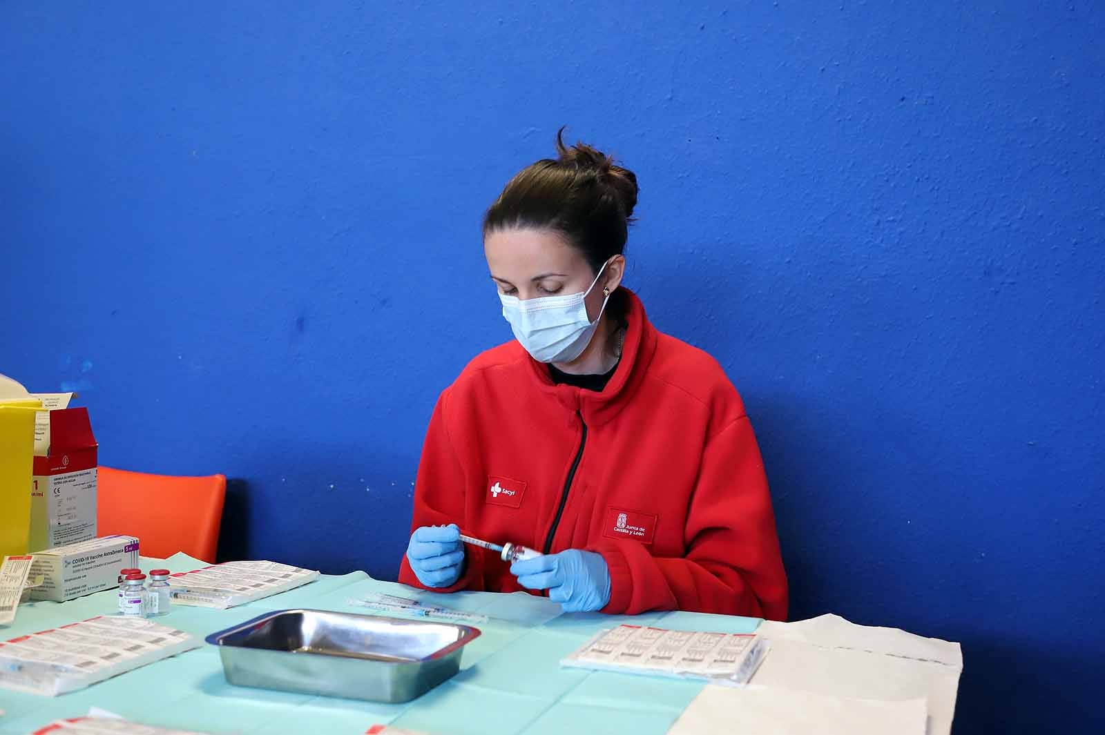 Fotos: Los profesores reciben la primera dosis de la vacuna contra la covid-19