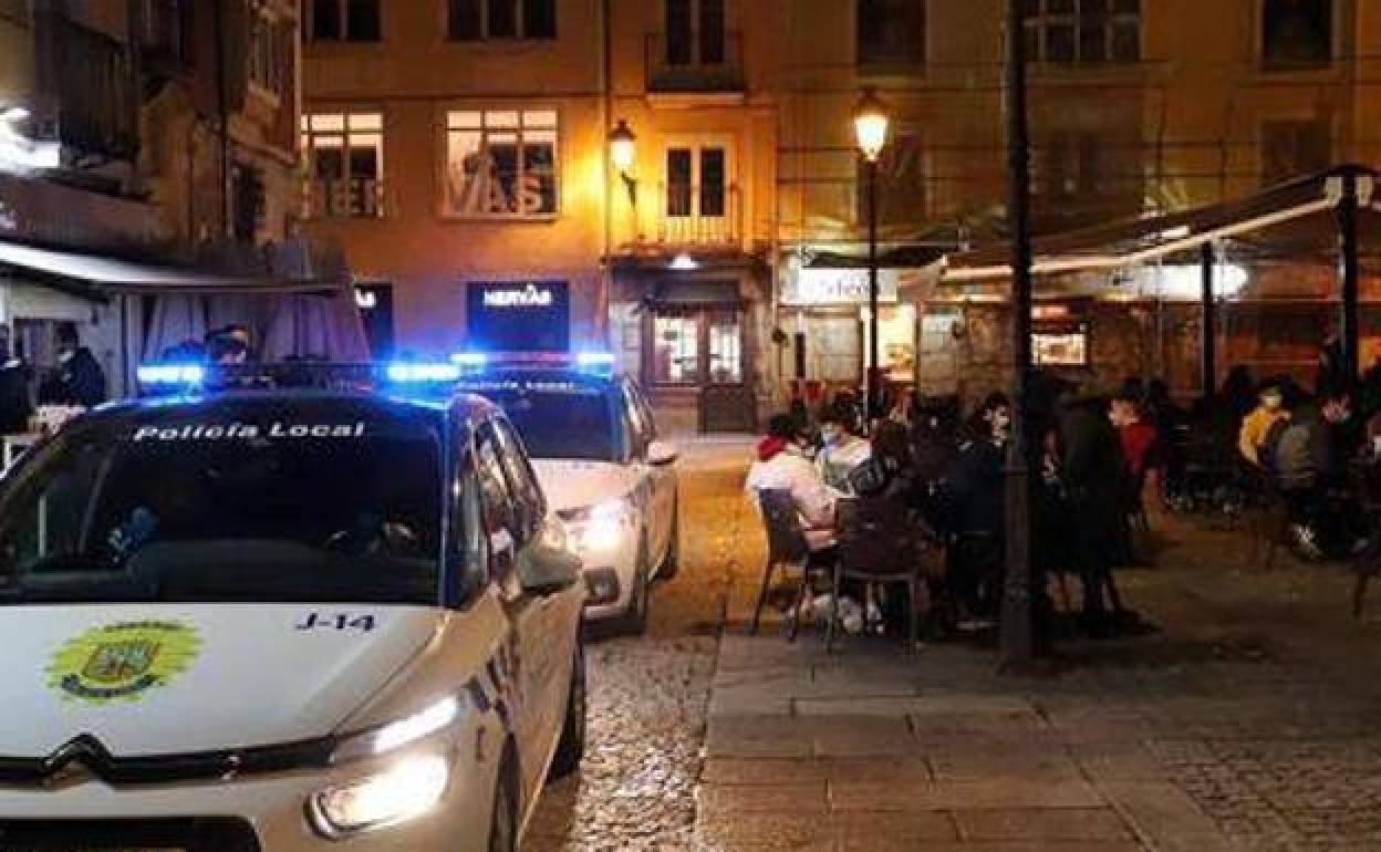 Imagen de archivo de la Policía Local controlando el cumplimiento de las normas anticovid en las calles de Burgos.