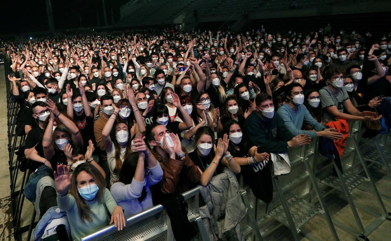 Imagen de los espectadores, todos enmascarados, en el Sant Jordi, antes del comienzo del concierto.