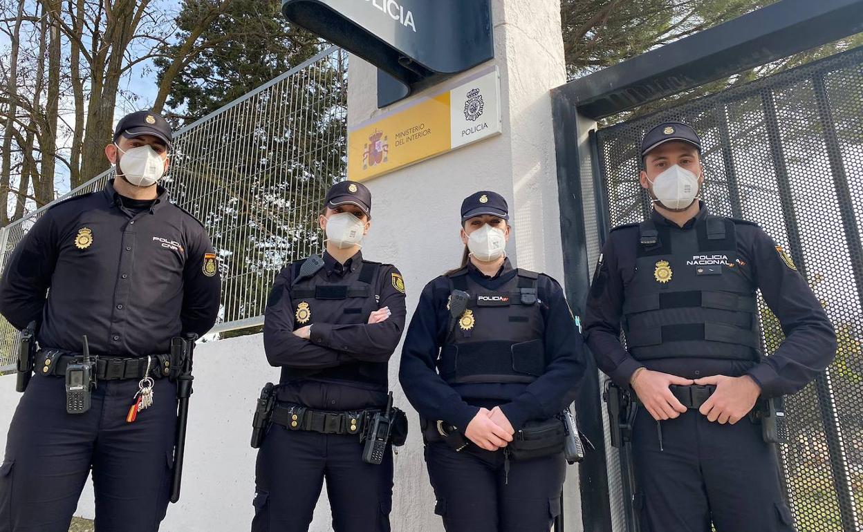 Los agentes que salvaron la vida a un joven, en la comisaría de la Policía Nacional en Aranda.