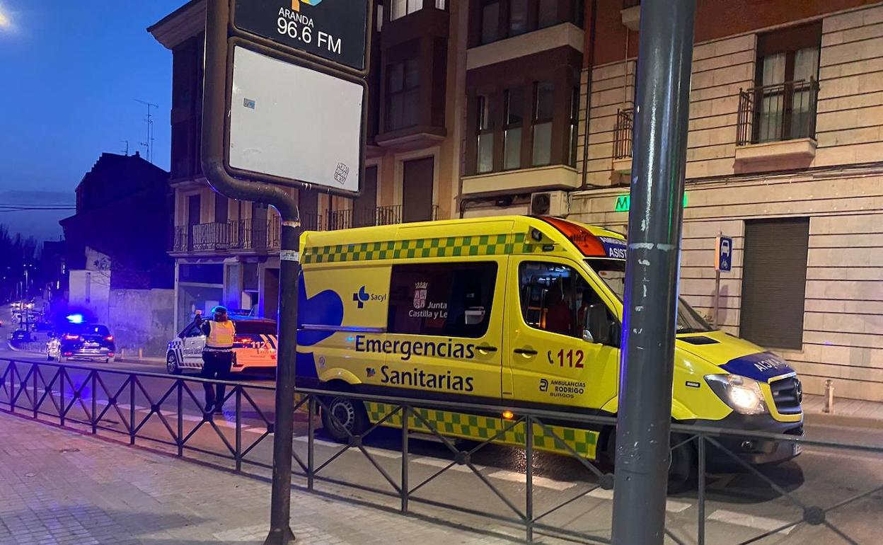 La ambulancia y los agentes de Policía Local y Nacional en la calle Postas de Aranda.