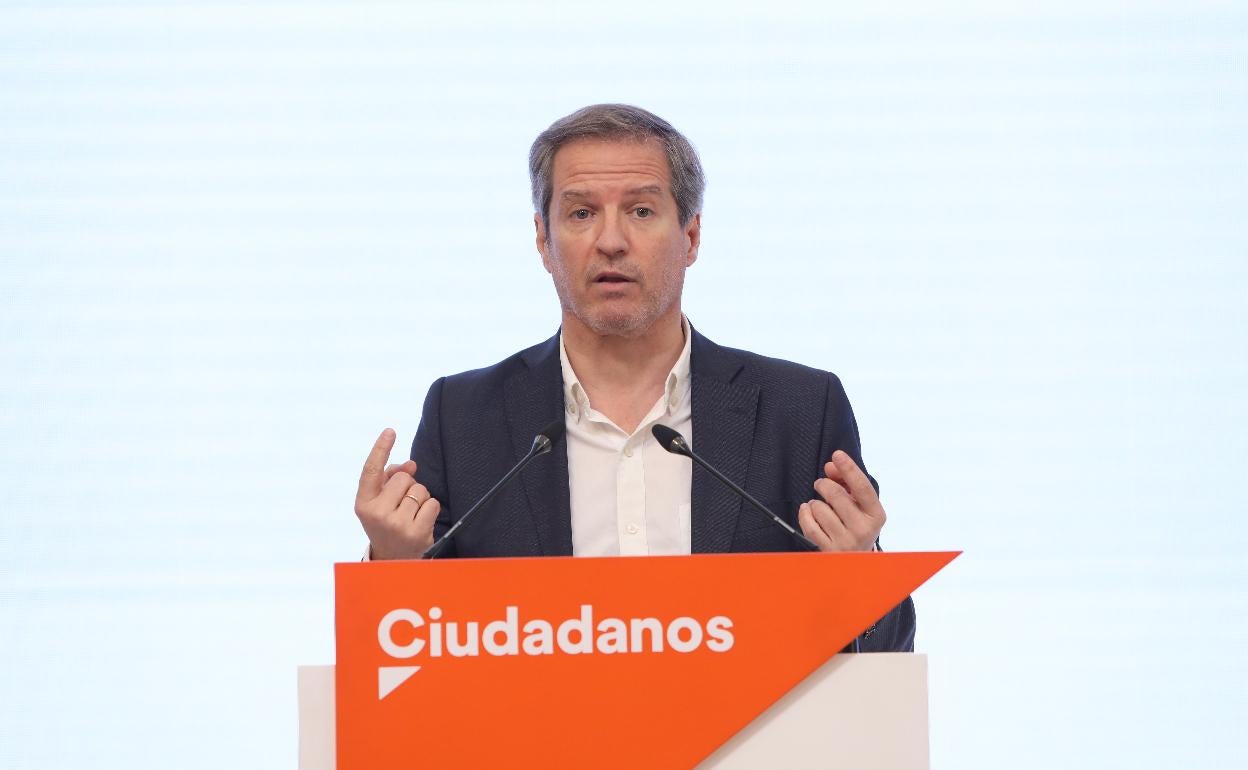 El secretario de Comunicación de Ciudadanos (Cs), Daniel Pérez Calvo, tras la la reunión del Comité Permanente del partido. 