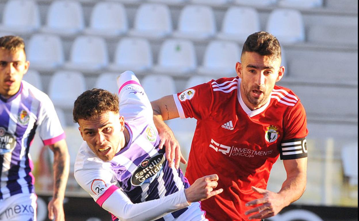 Eneko Undabarrena, pugnando con un jugador del Real Valladolid Promesas. 